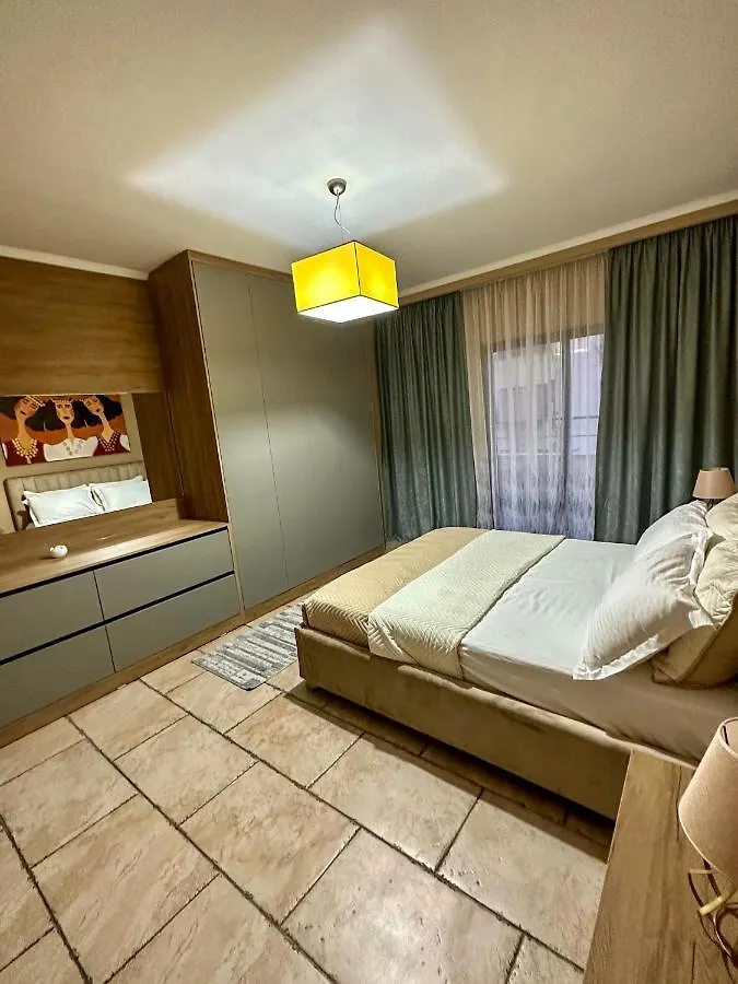 Amos City Center Apartment 티라나