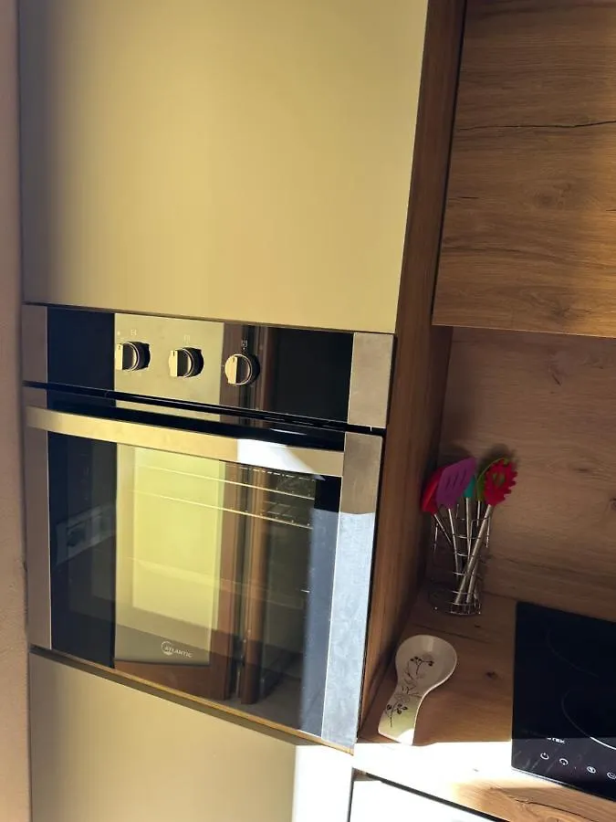 Amos City Center Apartment 티라나