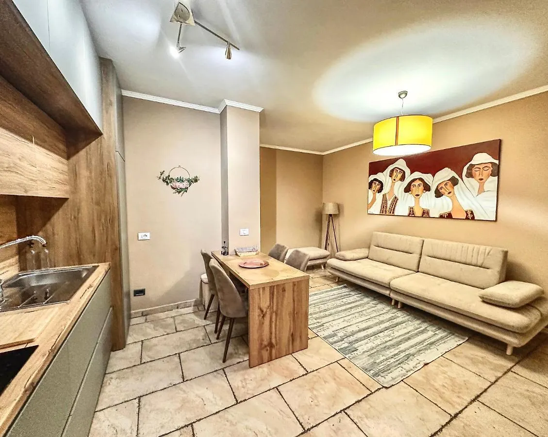 Amos City Center Apartment 티라나