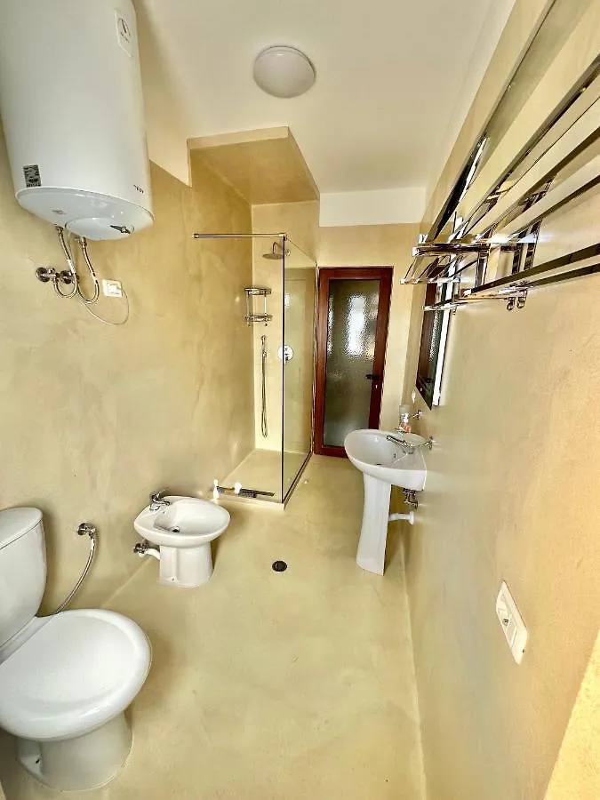 Amos City Center Apartment 티라나