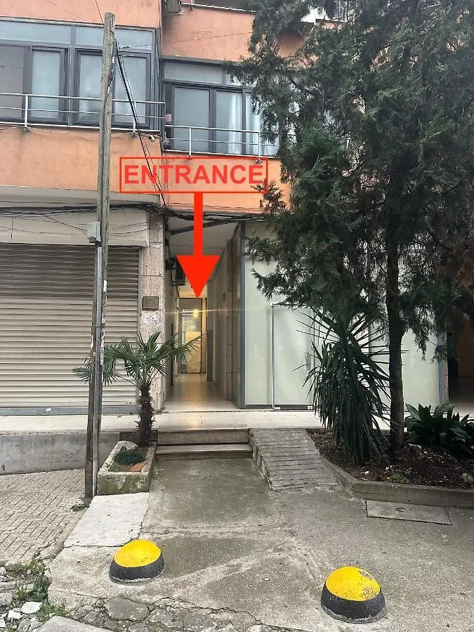 Amos City Center Apartment 티라나